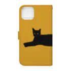 小鳥と映画館の横になる黒猫　イエロー Book-Style Smartphone Case :back