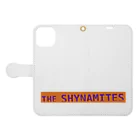 Les survenirs chaisnamiquesのthe SHYNAMITES -Orange Label 2023- 手帳型スマホケースを開いた場合(外側)