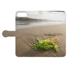 紫咲うにの浜辺に打ち上げられた海藻 手帳型スマホケースを開いた場合(外側)