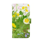 雁花工房（寄付アイテム販売中です）の春の野原で花束B（iPhone11等のサイズ） Book-Style Smartphone Case