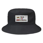 エダマメトイチのトリオ ザ ストライプ ロゴ M Bucket Hat