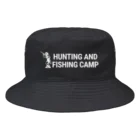 Hunting and Fishing Campのロゴ横白 バケットハット