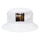 shell_hutの窓から覗く荒廃した建物が立ち並ぶ無人の通り Bucket Hat