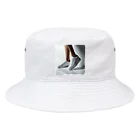 アミュペンの白いスニーカー Bucket Hat