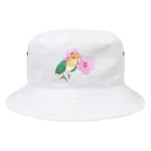 まめるりはことりのお花とシロハラインコちゃん【まめるりはことり】 Bucket Hat