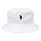 動物やさんの風になびく馬 Bucket Hat