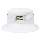 エダマメトイチのトリオ ザ ストライプ ロゴ S Bucket Hat