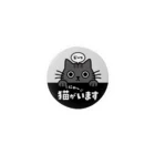 chi-bitのじーっとみる猫・猫がいます ＼にゃー／（モノクロ） Tin Badge