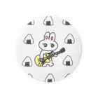 テリヤキチキンワンダーランドのおにぎりを観客にギターを演奏するウサギ Tin Badge