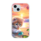 yunakiziの夕日の中シーガラスで遊ぶ子猫 Clear Smartphone Case