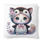 Snow-peaceのペンギンコスチュームのキュートな子猫 Cushion