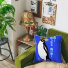 LalaHangeulの風に吹かれるイワトビペンギンさん(文字ありバージョン Cushion