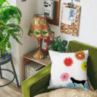 いっぷく処 てんてんの花の香りを嗅ぐ猫 Cushion