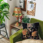 世界美術商店の積み重ねた骸骨 / Pyramid of Skulls Cushion