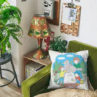 みつばちショップのお母さんと石彫をゴシゴシ Cushion