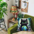 yoiyononakaの地球を抱きかかえる黒猫05 Cushion