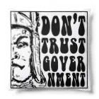 半分工房のDon't Trust Government クッション