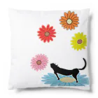 いっぷく処 てんてんの花の香りを嗅ぐ猫 Cushion