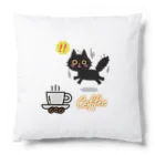MirofuruDesignの コーヒーが大好きな黒猫がコーヒーを見つけて驚いている Cushion
