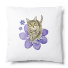 猫が好きすぎる絵描き　キジシマ ミキのキジトラくんミスミソウに乗る Cushion