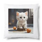 恥ずかしがり屋のねこショップのボールであそぼうとしているねこ Cushion