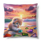 yunakiziの夕日の中シーガラスで遊ぶ子猫 Cushion