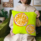 GOODS SHOP【そぞろな小窓】 SUZURI店の【ごきげんおれんじ】クッション Cushion