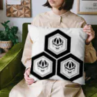 Ａ’ｚｗｏｒｋＳの三つ盛り亀甲に髑髏 白枠黒（オリジナル家紋シリーズ）  Cushion