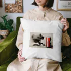 ハルいちLabの躍動感のある猫とコーラ Cushion