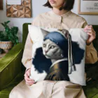 Hamidusのパールイヤリングをした猫- Vermeerの笑える絵画 Cushion