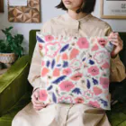 Katie（カチエ）の抽象的な手描きの花柄 Cushion