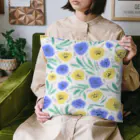Katie（カチエ）の抽象的な手描きの花柄 Cushion