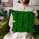 ベンジャミン8の食事中のアオムシ Cushion