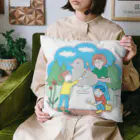 みつばちショップのお母さんと石彫をゴシゴシ Cushion