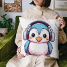 Vasetti_pressのヘッドホンを付けているペンギン Cushion