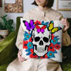 浪漫千代（ロマチョんの店）のA skull in a flower garden Cushion