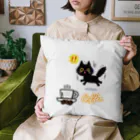 MirofuruDesignの コーヒーが大好きな黒猫がコーヒーを見つけて驚いている Cushion