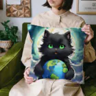 yoiyononakaの地球を抱きかかえる黒猫05 Cushion