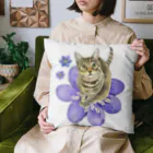 猫が好きすぎる絵描き　キジシマ ミキのキジトラくんミスミソウに乗る Cushion