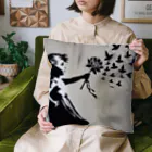 ビンパシーの館の花束でマジックする女の子 Cushion