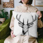 Matsue Hannaの正面を見つめる雄鹿 Cushion