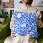 おさげのたいようの唐草模様とまとさん　青 Cushion