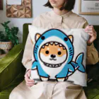 柴犬に囲まれたいのサメの着ぐるみを着た柴犬のイラスト Cushion