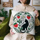 Green__teaのStrawberry field and black cat Cushion