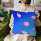 Lily bird（リリーバード）の花びらの舞う青空 Cushion