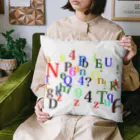 ヒラエイのアルファベットと数字の洪水 Cushion