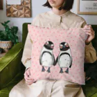 penguininkoの手繋ぎケープペンギンのカップル🐧❤️🐧 pinkversion Cushion