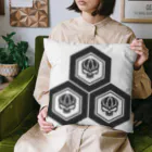 Ａ’ｚｗｏｒｋＳの三つ盛り亀甲に髑髏 薄墨（オリジナル家紋シリーズ） Cushion