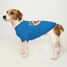 柴犬に囲まれたいのキャップにサングラスの白柴犬 Dog T-shirt