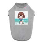 ワンダーワールド・ワンストップの海辺のかわいい女の子③ ドッグTシャツ